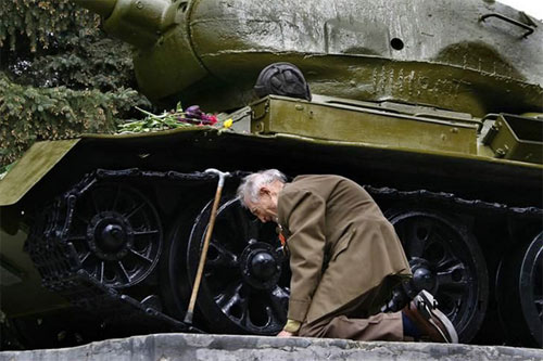 Một cựu chiến binh Nga quỳ gối trước xe tăng T-34 và bật khóc trong buổi lễ tưởng nhớ những người đã thiệt mạng trong Chiến tranh Thế giới thứ 2. Buổi lễ diễn ra tại một thị trấn nhỏ của Nga năm 2008.